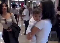 Enlace a Un bebé conoce por primera vez a la hermana gemela de su madre