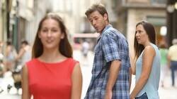Enlace a Han hecho que los 3 personajes del meme del novio distraído se líen a panes