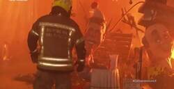 Enlace a Bombero levanta la cabeza del ninot de Mazón como un trofeo y termina con él