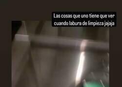 Enlace a Cuando te toca limpiar baños de hombres te puedes encontrar cualquier cosa