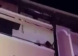 Enlace a Pobre mujer, le está dando un jamacuco, por @Rhevolver