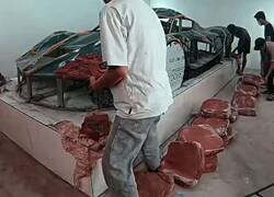 Enlace a Le monta un Ferrari falso a su padre con sus propias manos porque no podía comprarse uno
