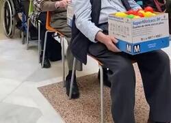 Enlace a No me esperaba lo que hace la tercera abuela, se la suda todo como a mí