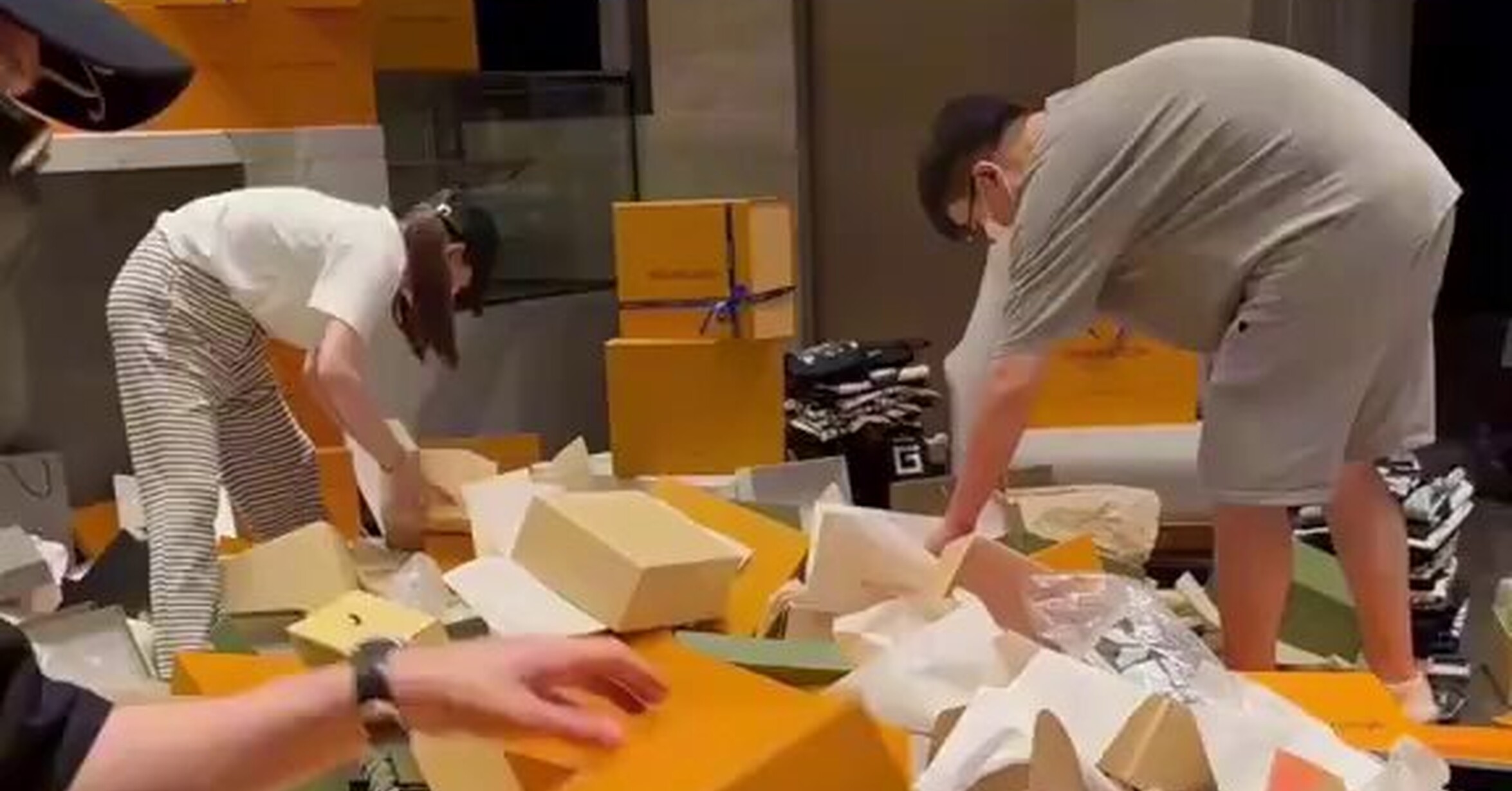 Salen cientos de videos donde los chinos confirman que tus zapatos, ropa y accesorios Gucci, LV, Prada, etc. todos son hechos en China