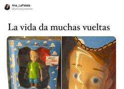 Enlace a Pobre Andy, acabó convertido en uno de sus juguetes, por @ymuchosmemes