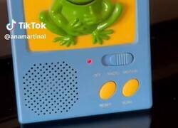 Enlace a MIRAD QUÉ FANTASÍA: todos tenemos que comprar esta radio rana por si vuelve el apagón