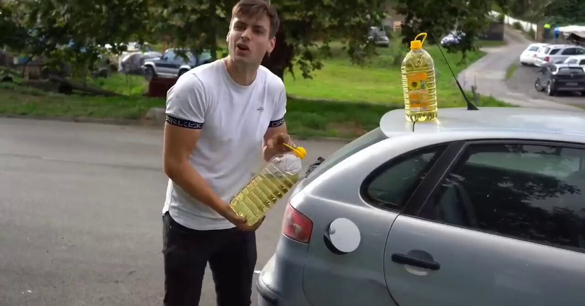 Un chico poco listo echa aceite de cocinar en su vehículo a ver qué pasa