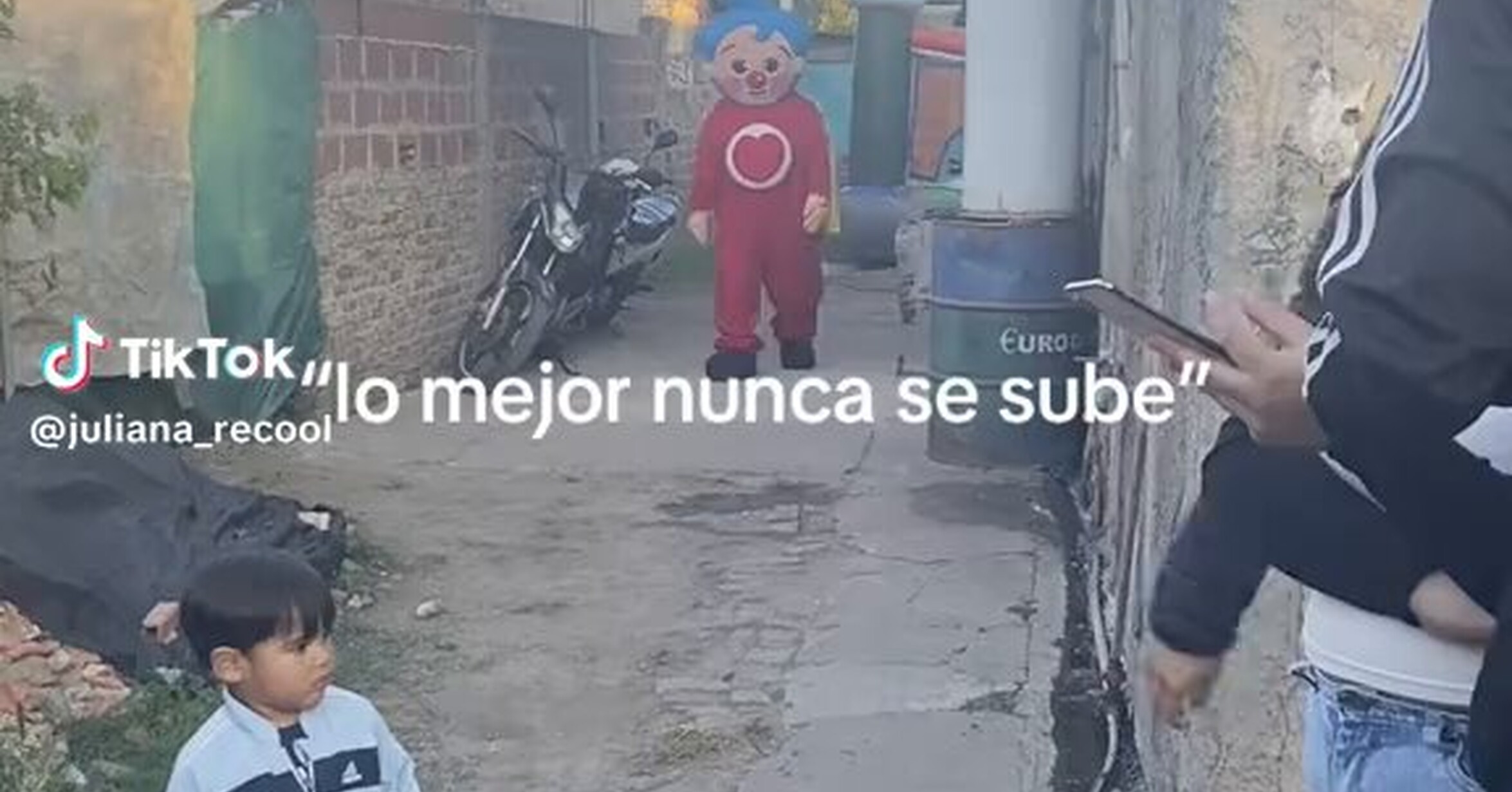 Pobre niño, lo ha rematado, por @AveAveces