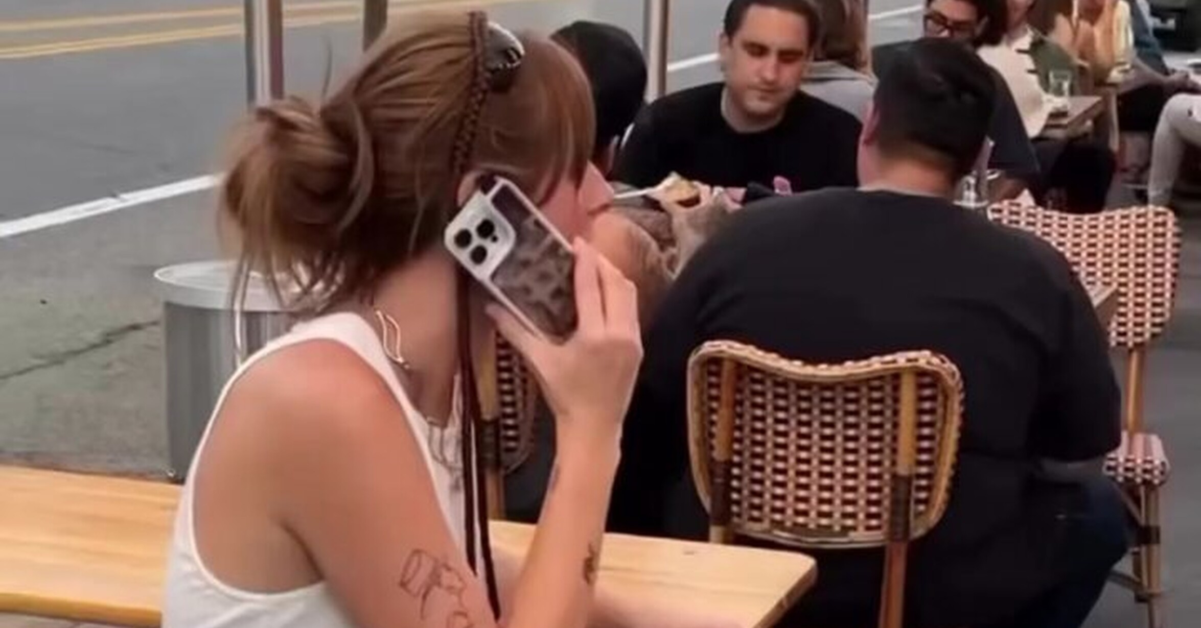 Me acabo de quedar a cuadros con la carcasa de móvil que tiene esta chica
