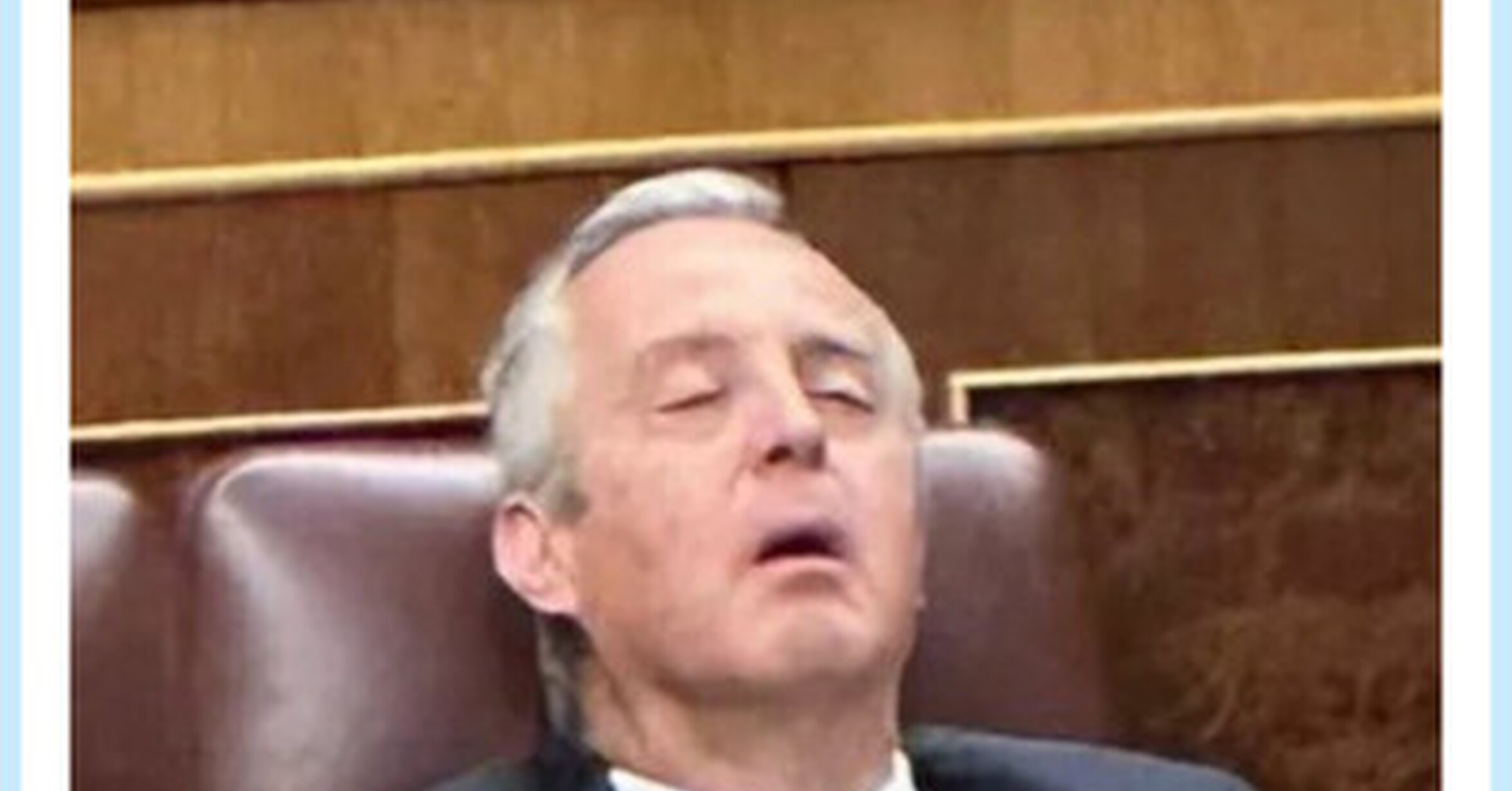 Costumbre en el congreso, diputado de VOX gozándose una siesta, por @LukaBanjah