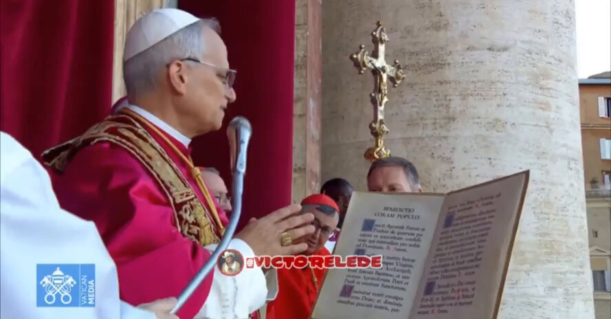 El nuevo Papa León XIV lee la carta del Bar Casa Dios