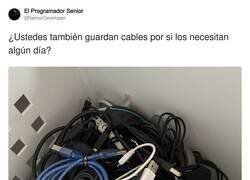Enlace a El típico cajón de los cables, por @5eniorDeveloper