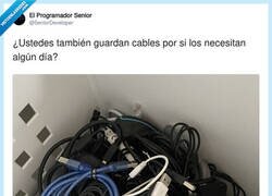 Enlace a El típico cajón de los cables, por @5eniorDeveloper