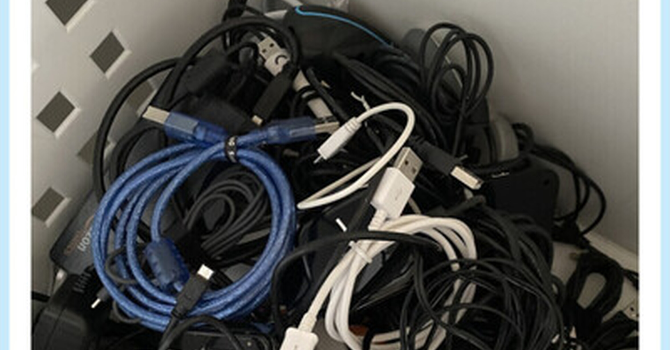 El típico cajón de los cables, por @5eniorDeveloper