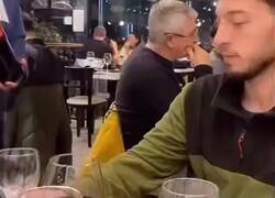 Enlace a Me meo con el señor que hay detrás, que se ríe de la ocurrencia entre el camarero y el cliente