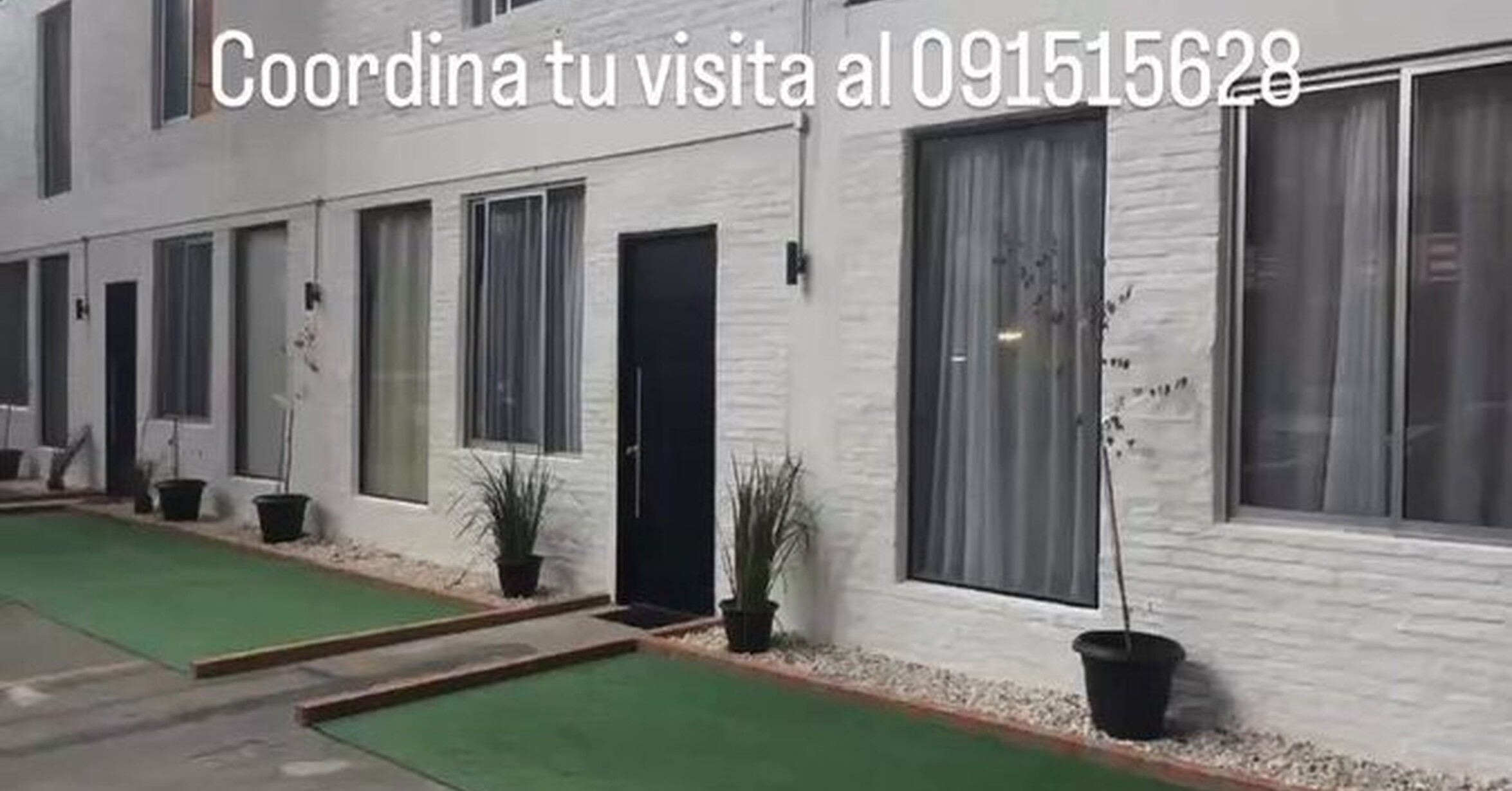 No puede ser real: alquilan casas creadas dentro de una nave industrial como casas normales