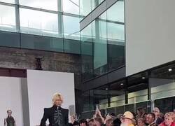 Enlace a Suerte subiendo al metro, por @PicturesFoIder