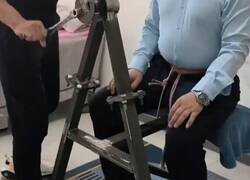 Enlace a Coreano fabricó una polea que te estira toda la columna y si no le haces una seña, te saca la cabeza