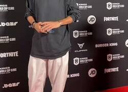 Enlace a Menuda vacilada en toda la cara de Piqué