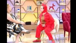 Enlace a Surrealista, despido en directo a un señor que reparte paellas vestido de langosta