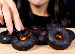 Enlace a Esto es lo que pasaría al comer lava, si fuera posible, según una IA