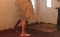 Enlace a Su mujer se las ingenia para recibirlo de una forma original cada vez que vuelve a casa