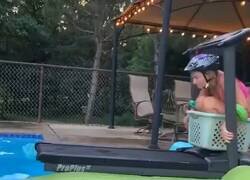 Enlace a Ojalá tener una piscina para probarlo, por @HumansNoContext