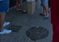 Enlace a Los alemanes son tan tontos que necesitan un video para anunciar que un etniano en chanclas con una caja de cartón como mesa, efectivamente, es un timador