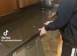 Enlace a Compras una casa y viene con una puerta oculta en la cocina, que solo se puede abrir del lado de afuera