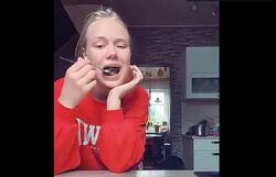 Enlace a Creo que todos hacemos lo que hace esta chavala cuando aparece nuestra madre