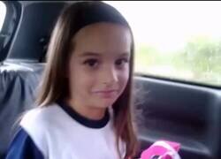 Enlace a Un padre grabó a su hija el primer día de colegio y el primer día de universidad