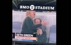 Enlace a El actor Seth Green se la saca parodiando la pillada de Coldplay