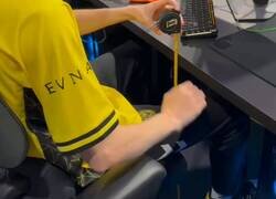 Enlace a Tremendo frikazo jugador de Counter Strike que mide hasta la distancia del escritorio con un metro