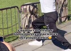 Enlace a Se viraliza video de turistas haciendo poses raras delante de la torre de Pisa, cual retrasados