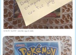 Enlace a Un chico encontró los VHS de cuando era niño y su madre le había puesto notas para que recordase momentos de su infancia