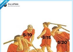 Enlace a Recibo palos por todas partes, por @ymuchosmemes