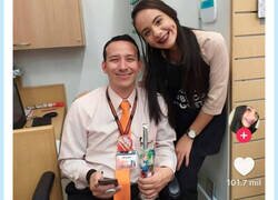 Enlace a Chica que estuvo ahí arruina la historia de amor y la deja por el suelo