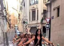 Enlace a Las funcionarias del registro del ayuntamiento yendo a por su 3er desayuno de la mañana