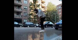 Enlace a Hace ver que va drogado y que se cae para reservar plaza de aparcamiento a su mujer