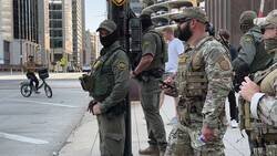 Enlace a El servicio de inmigración intenta pillar a glover repartidor ilegal pero éste es más rápido y les vacila