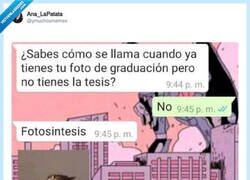 Enlace a Foto de graduación sin tesis, por @ymuchosmemes
