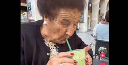 Enlace a Pobre señora, ¿por qué le dais césped para beber? por @oocSpain