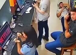 Enlace a Extrema pillada a sus trabajadores cuando les mete una cámara en el curro