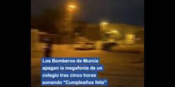 Enlace a El sonido es digno de una película de miedo: la megafonía de un colegio está cinco horas reproduciendo “Cumpleaños feliz”