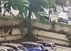 Enlace a Y aquí no ha pasado nada, pero el coche del lado, destrozado, por @DR_JohnSmith_