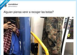 Enlace a Qué harán dos botas solas en el suelo, por @morodelsur