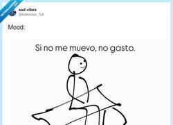 Enlace a La p*tada es que yo gasto aún sin moverme, por @Indirectas_Tuit
