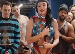 Enlace a Katy Perry cancelada por destrozar la tarta de cumpleaños que le había regalado una fan