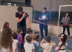 Enlace a Las madres flipando con el animador buenorro del cumple infantil