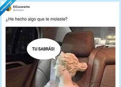 Enlace a La estatua que siempre está de mala hostia, por @xCesiox